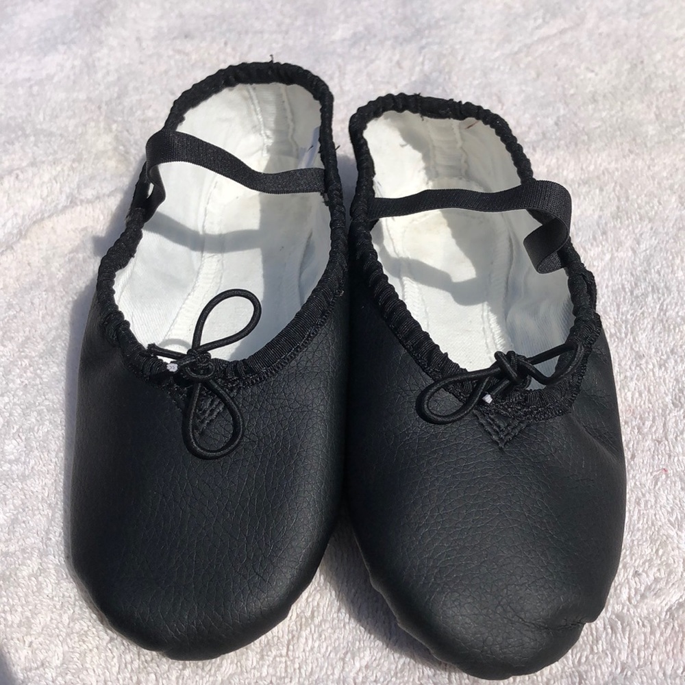 Girls size 1 vinyl black ballet shoe worn one time